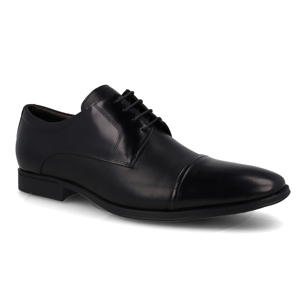 Sapato social Constantino preto vista 3/4 frontal destacando cadarço e cap-toe